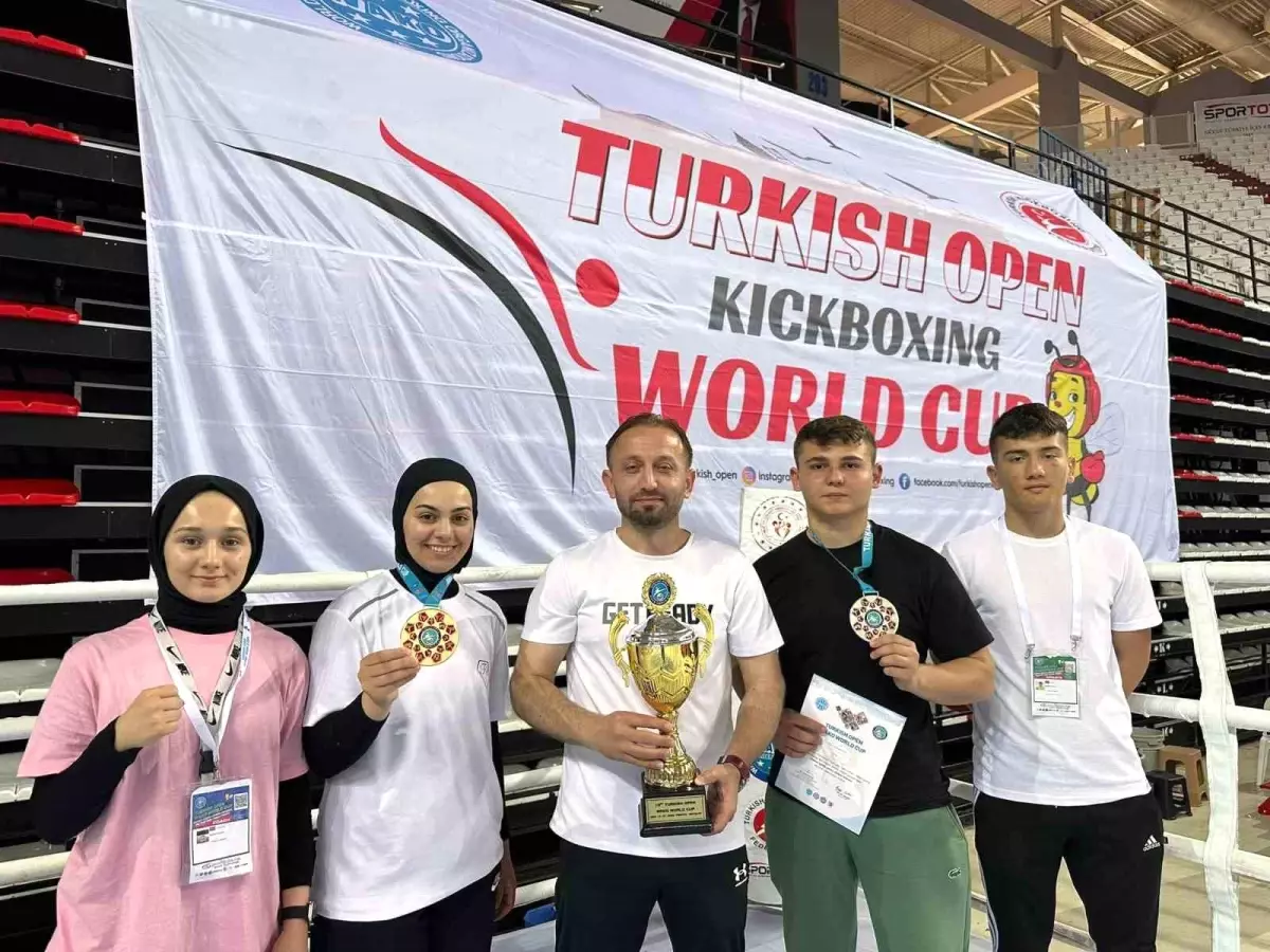 Düzceli Sporcular Kick Boks Dünya Kupası’nda 3 Madalya Kazandı