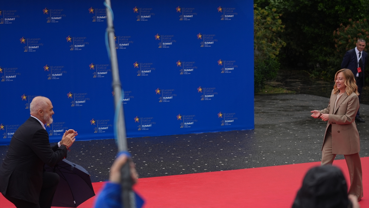 Edi Rama, Meloni’nin karşısında diz çöktü