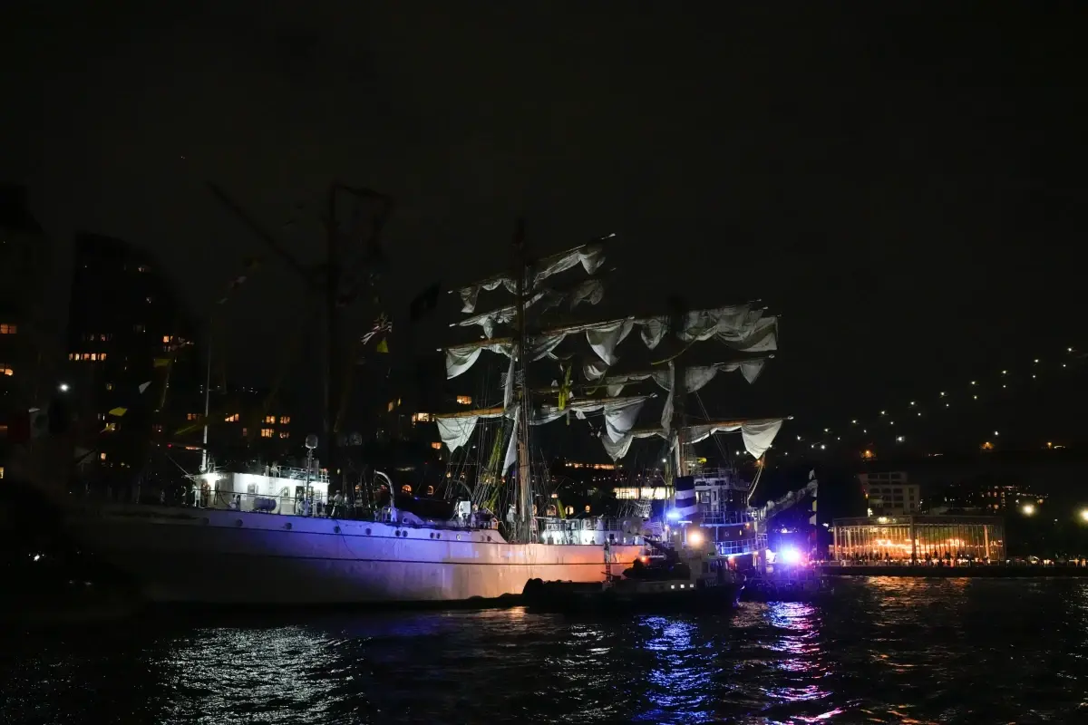 Eğitim Gemisi Brooklyn Köprüsü’ne Çarptı