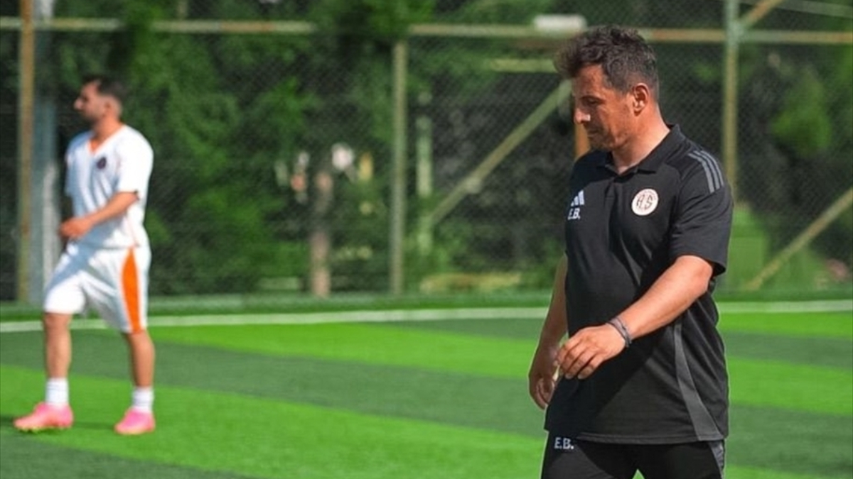 Emre Belözoğlu’ndan öğrencilere sürpriz!