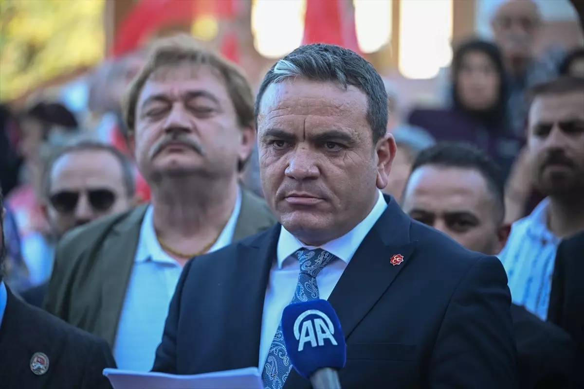 Etimesgut Belediyesi’nin “15 Temmuz Şehitler Anıtı’nın yerini değiştirme” kararı protesto edildi