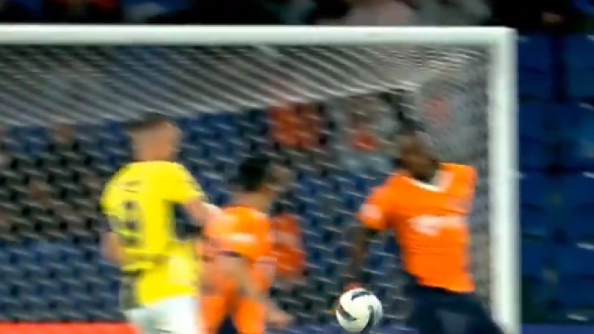 Fenerbahçe penaltı bekledi! Hakem VAR’dan izleyip oyunu sürdürdü