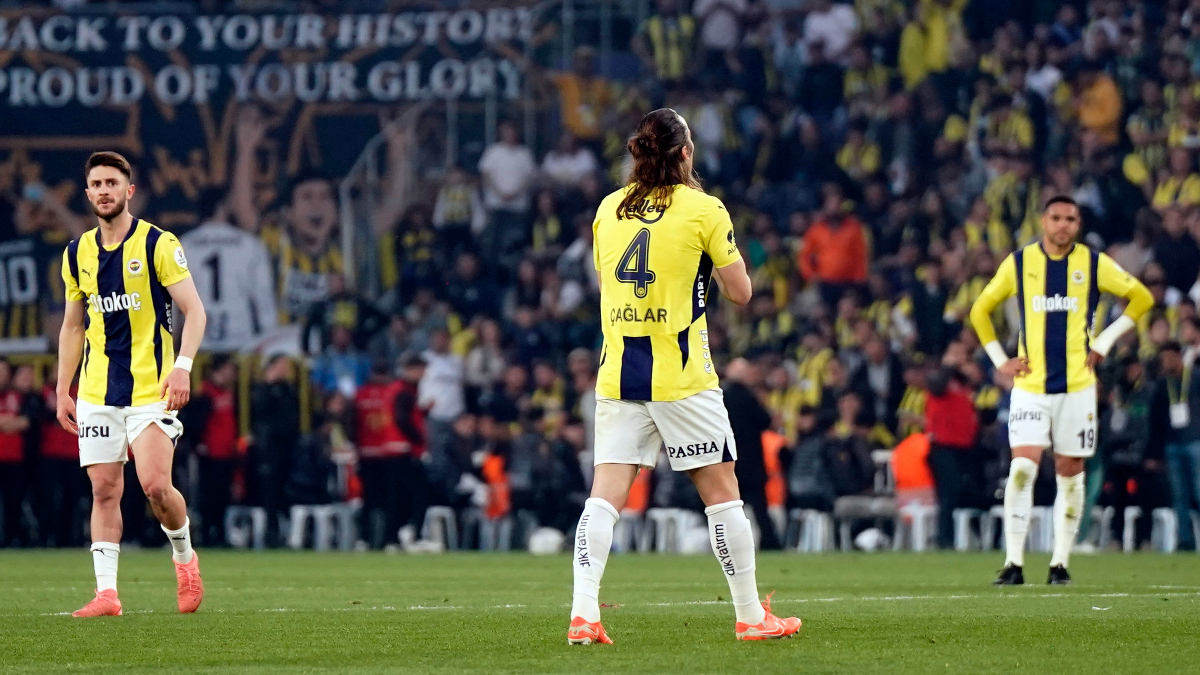 Fenerbahçe’de Çağlar Söyüncü, cezalı duruma düştü