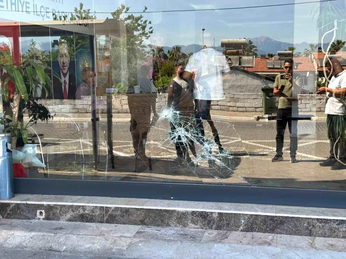 Fethiye’de AK Parti Binasına Taşlı Saldırı