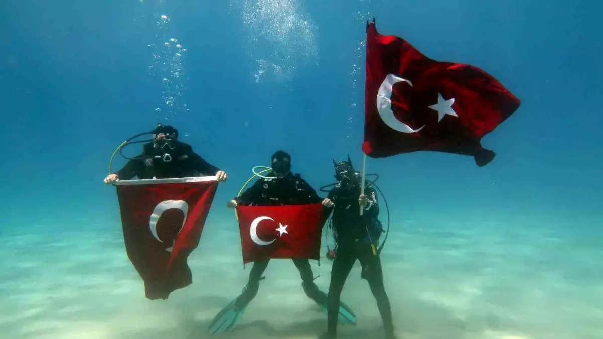 Fethiye’de Dalgıçlar 19 Mayıs’ı Deniz Dibinde Kutladı