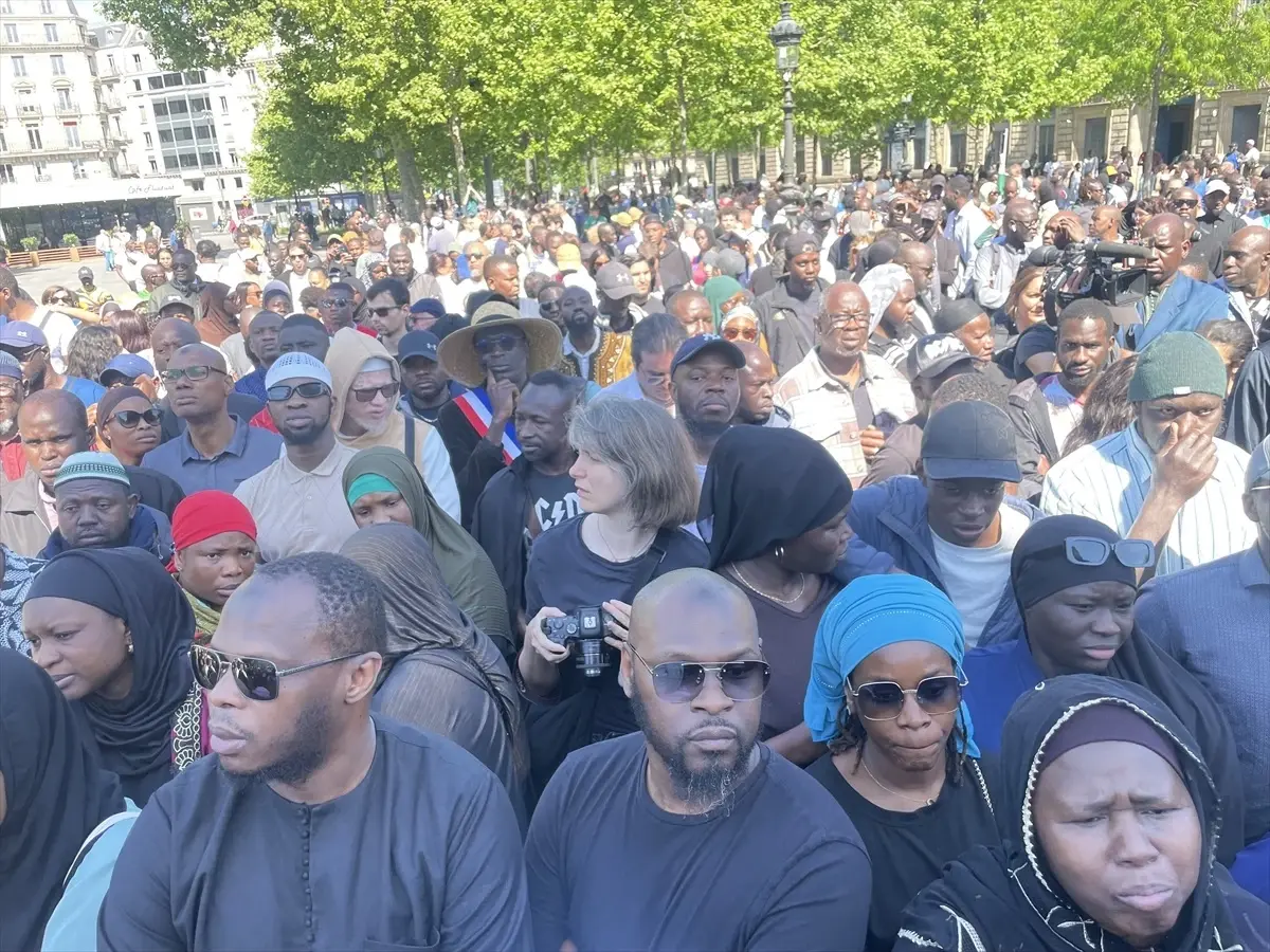 Fransa’da camide namaz kıldığı sırada bıçaklanarak öldürülen genç Paris’te anıldı
