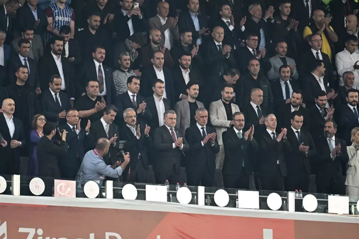 Galatasaray taraftarından İbrahim Hacıosmanoğlu’na tepki! Elini sıkmadı