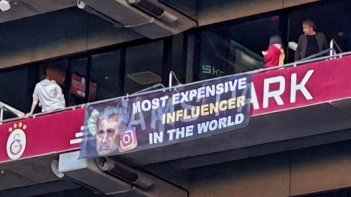 Galatasaray tribünlerinden Jose Mourinho’ya gönderme