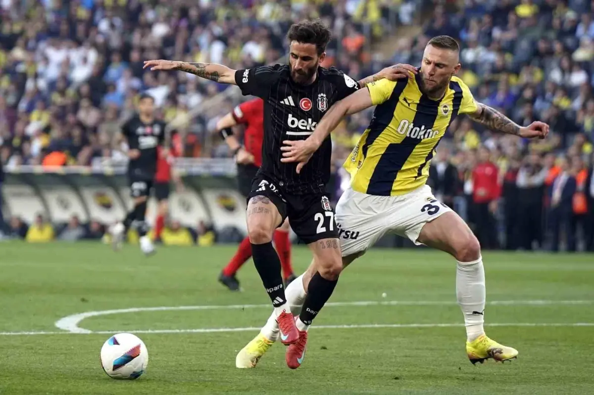 Galatasaray Zafere, Fenerbahçe Yenilgiye!