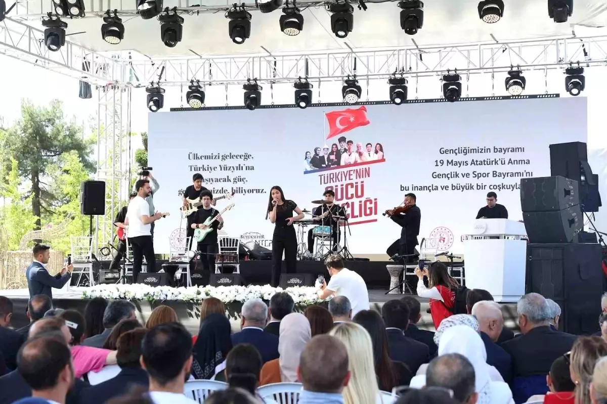 Gaziantep Büyükşehirin destekleriyle 200 öğretmenden Ata’ya zeybekli saygı duruşu