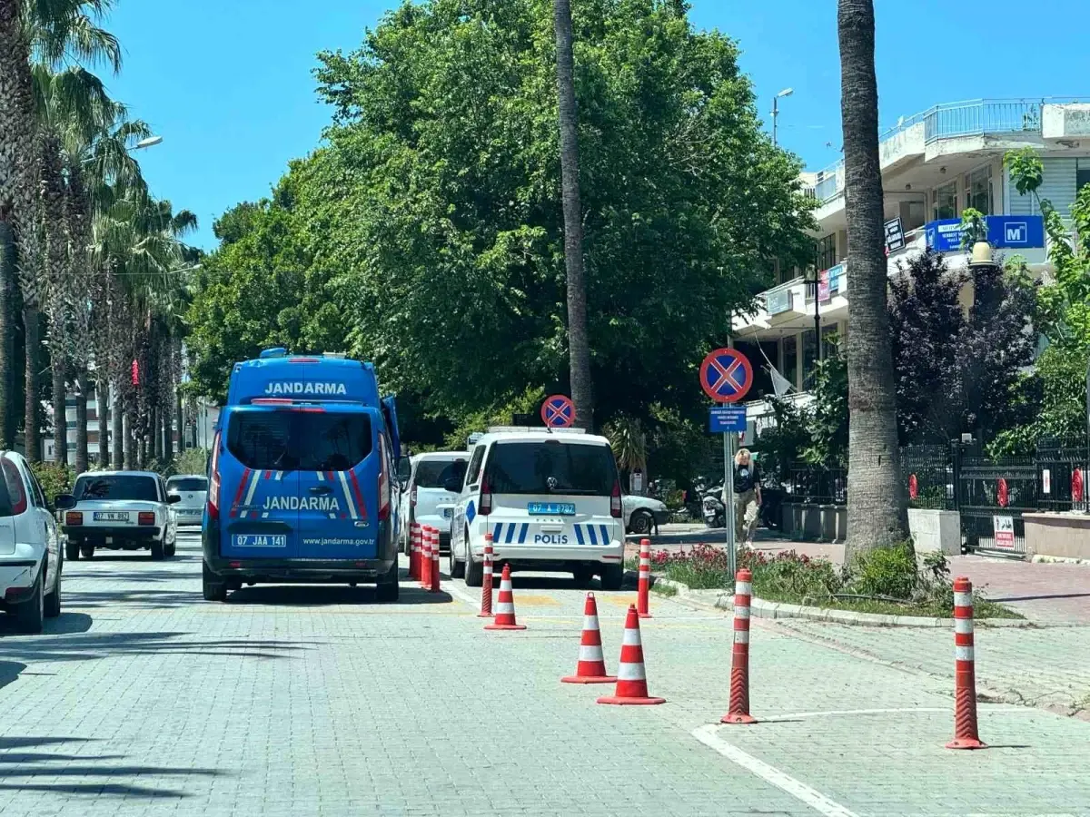 Gazipaşa’da Sahte Kimlikli Sürücü ve Düzensiz Göçmenler Yakalandı