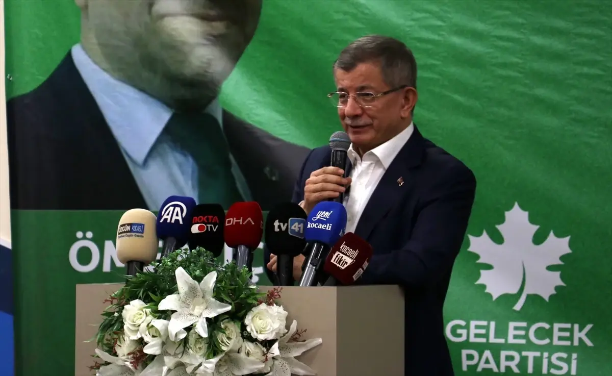 Gelecek Partisi Genel Başkanı Davutoğlu, Kocaeli’de Anneler Günü programına katıldı