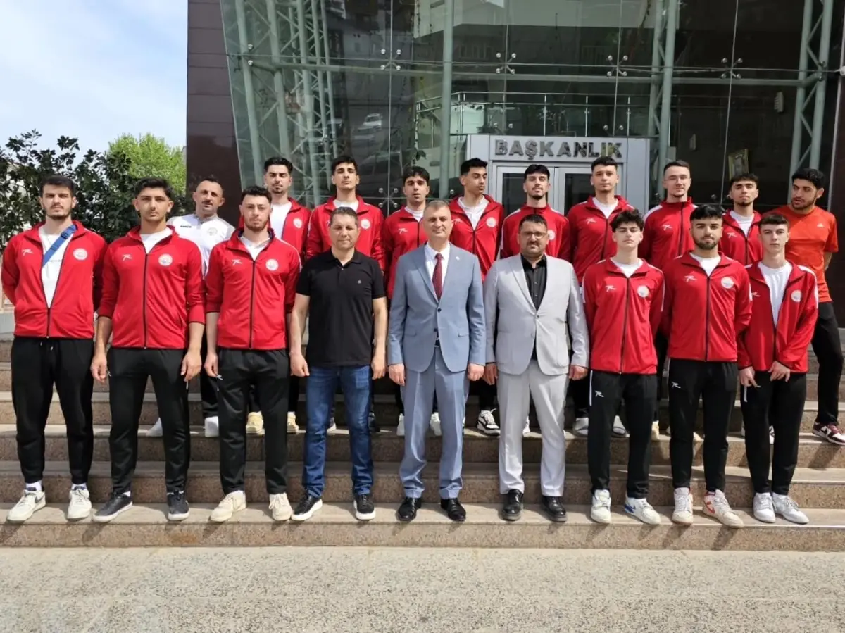 Gölcük Belediyespor Genç Erkek Voleybol Takımı Türkiye Şampiyonası için Bilecik’e Gitti