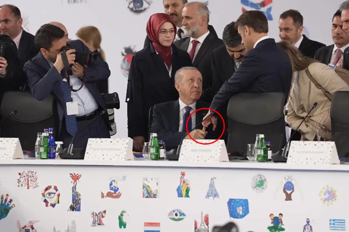 Görüntü bomba! Erdoğan, Macron’un üstünlük kurma çabasına izin vermedi