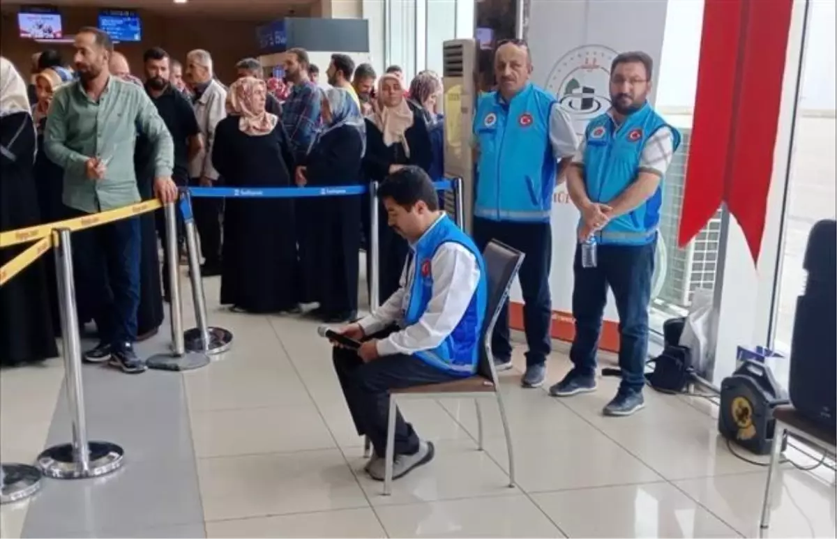 Hakkarili Hacı Adayları Medine’ye Uğurlandı