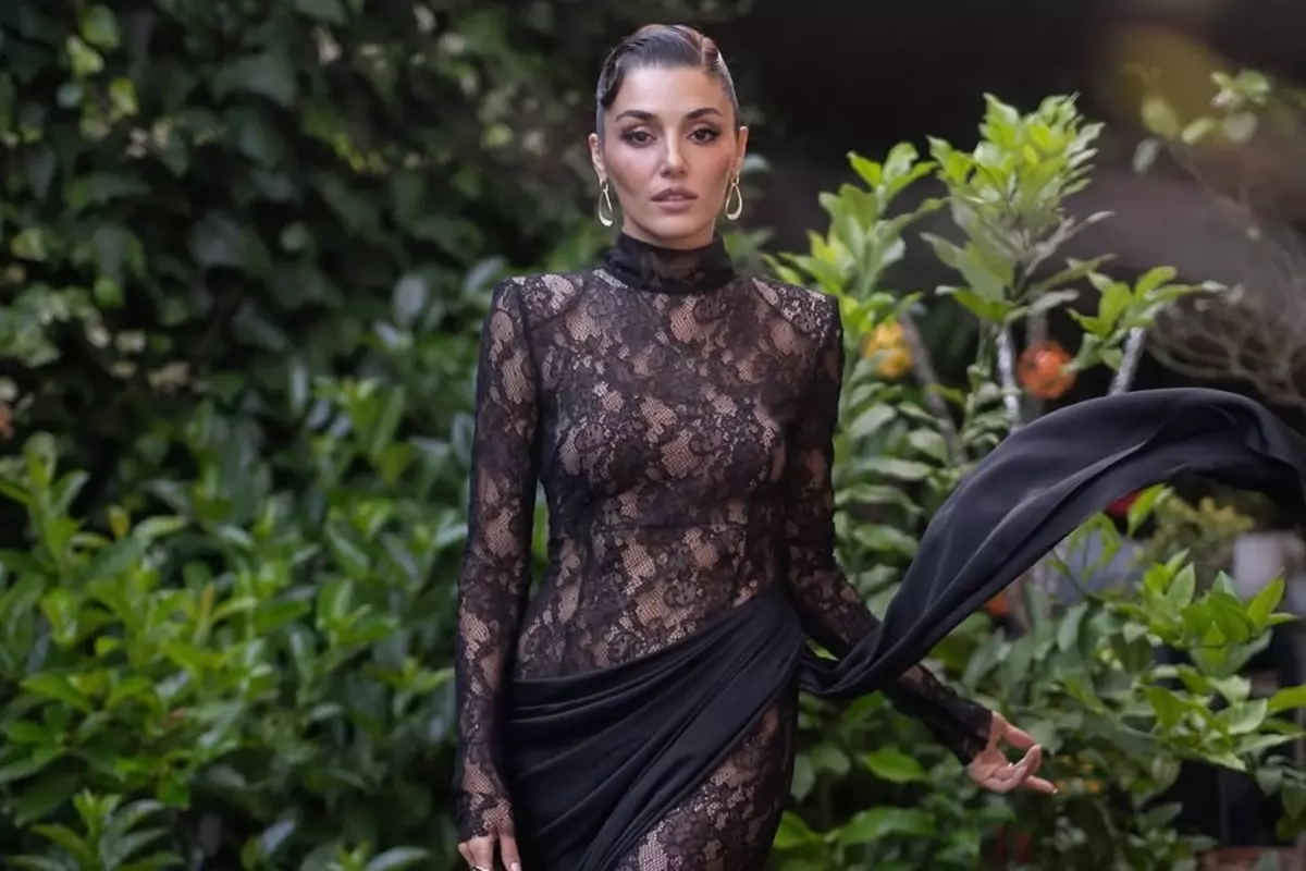 Hande Erçel derin yırtmaçlı cesur elbisesiyle geceye damga vurdu
