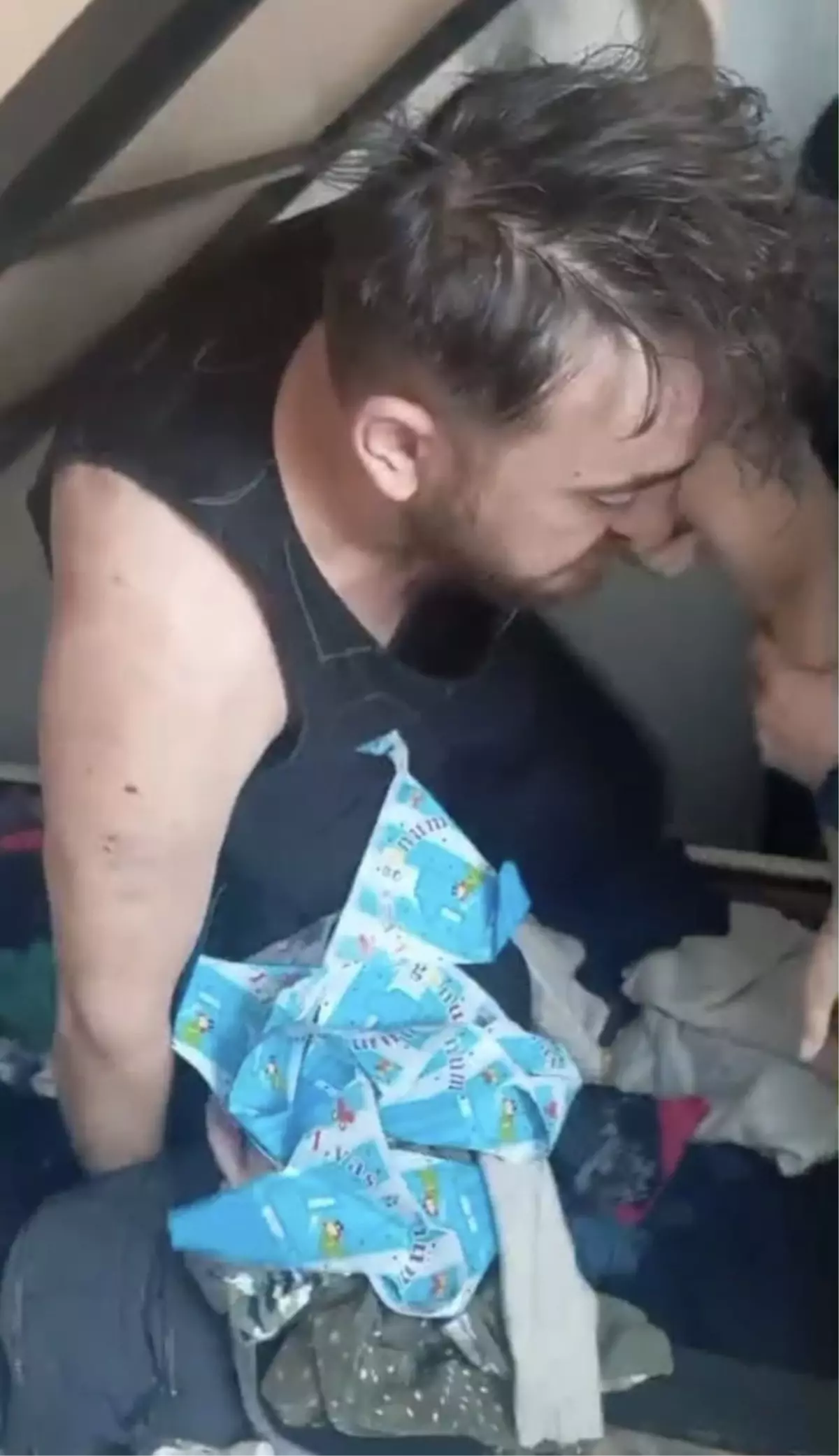 Hapis cezalısı E.E. bazanın altında yakalandı