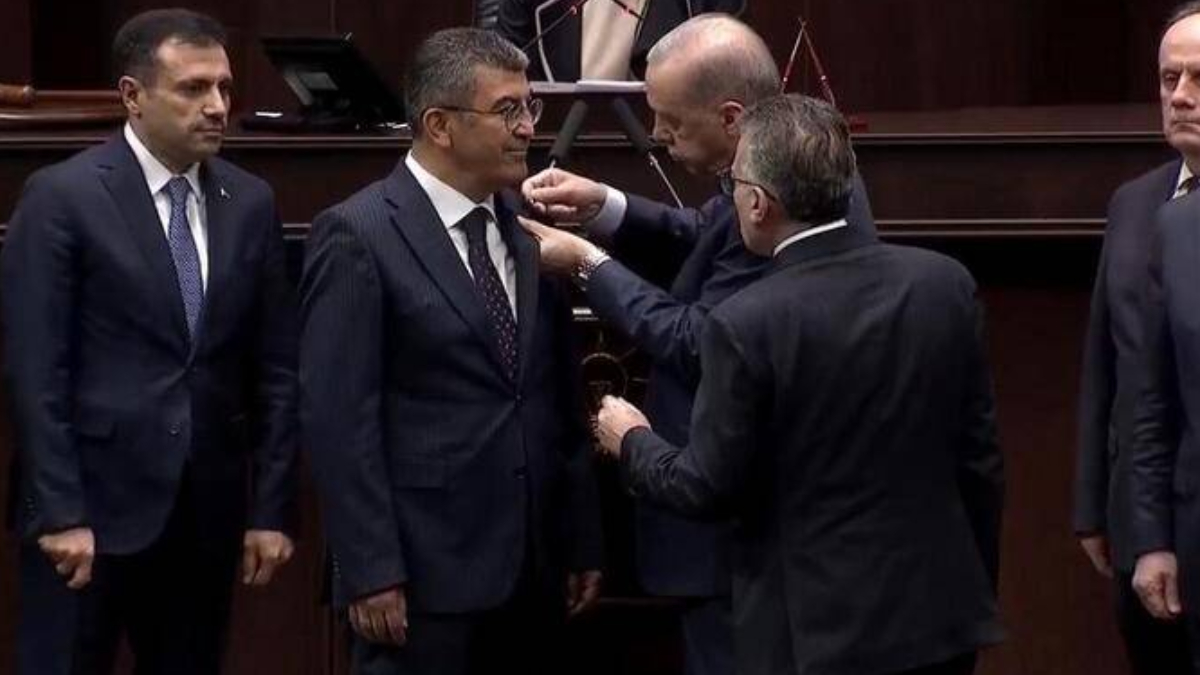 Hasan Ekici, AK Parti’ye katıldı: Rozetini Cumhurbaşkanı Erdoğan taktı