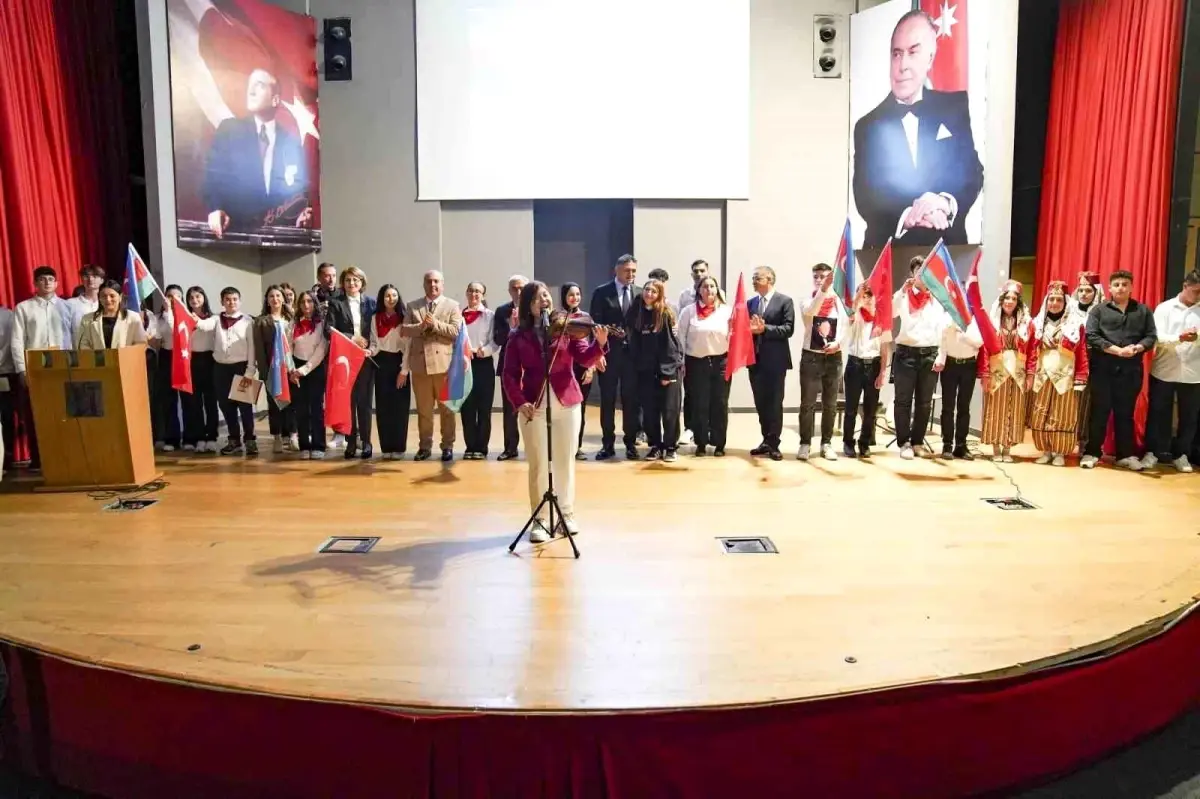 Heydar Aliyev’in 102. Doğum Yılı ‘Gül Bayramı’ ile Kutlandı