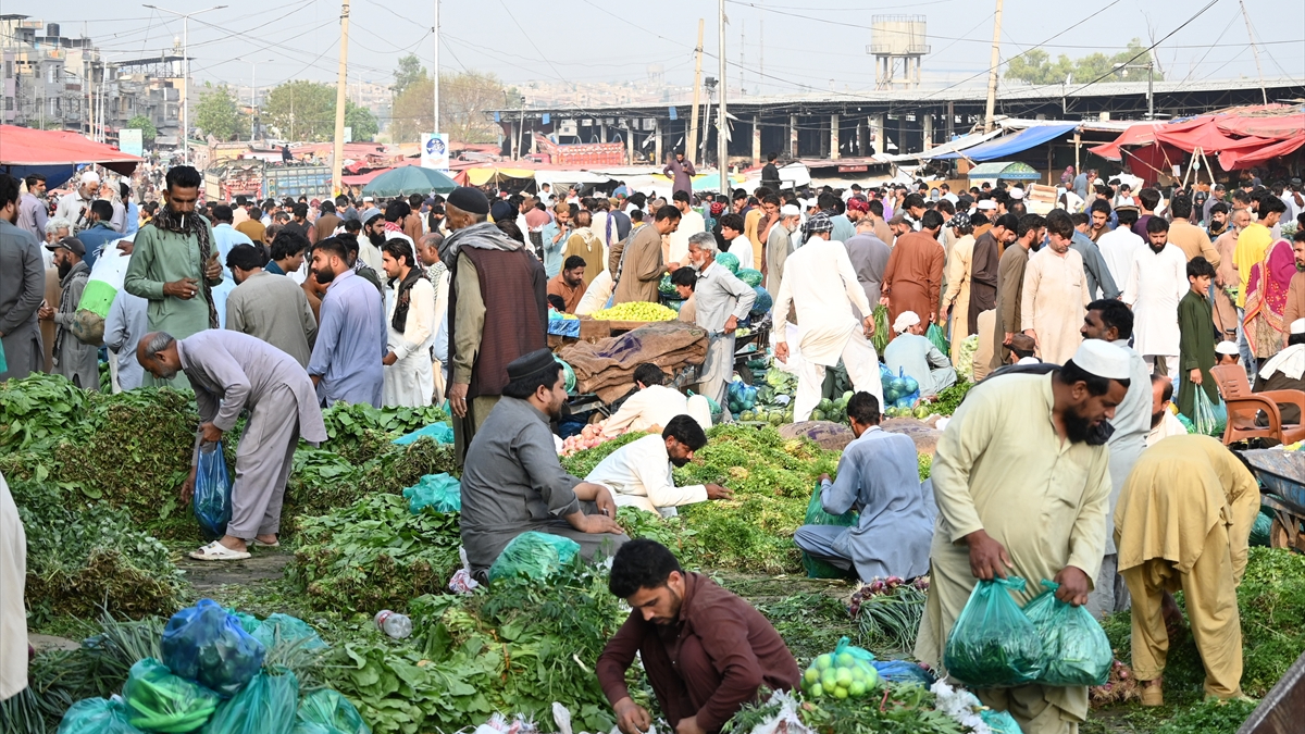 Hindistan’ın saldırısı sonrası Pakistan’da halk temel ihtiyaç malzemeleri stokluyor