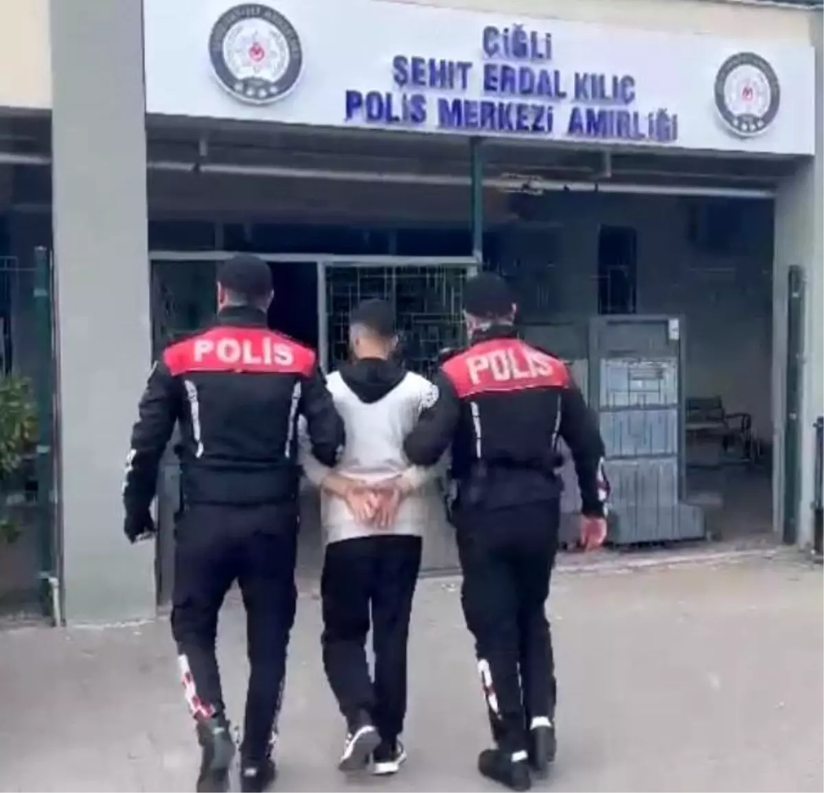 Hırsızlık suçlusu İzmir’de yakalandı