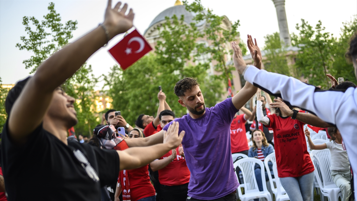 İran futbol takımı Traktör taraftarları, şampiyonluğu İstanbul’da kutladı