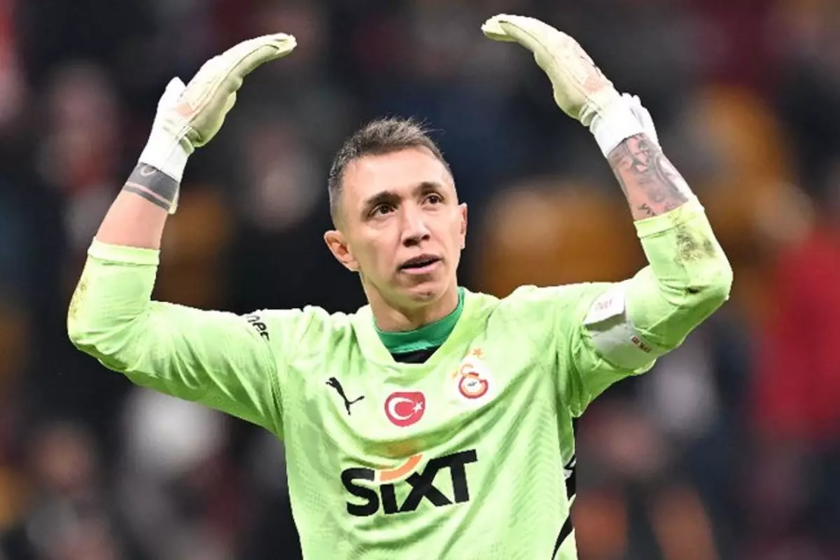 İsmi Galatasaray’la anılan kaleciden sürpriz hareket! Muslera’yı takip etti