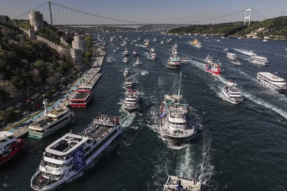 İstanbul Boğazı’nda inanılmaz görüntüler! Sarıyerspor şampiyonluğu kutladı