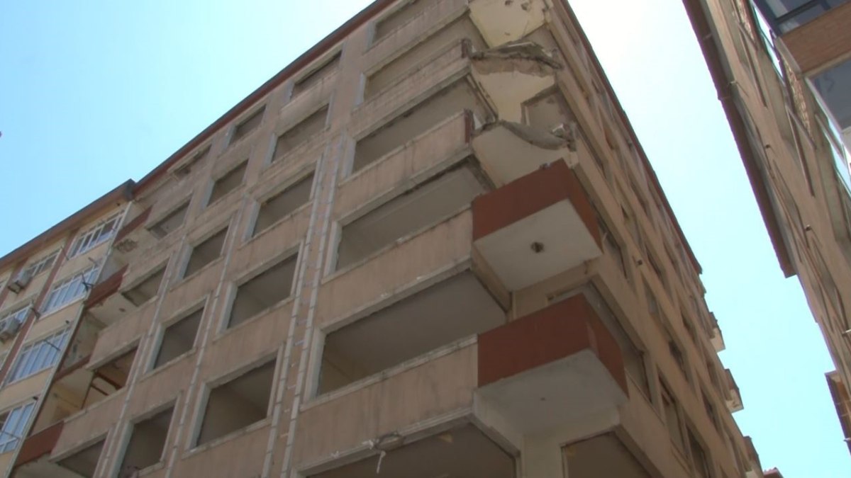 İstanbul’da boşaltılan binanın balkonu artçı depremde böyle yıkıldı