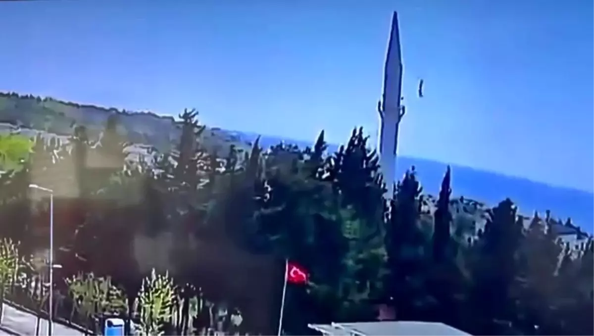 İstanbul’da Deprem Cami Minaresini Vurdu