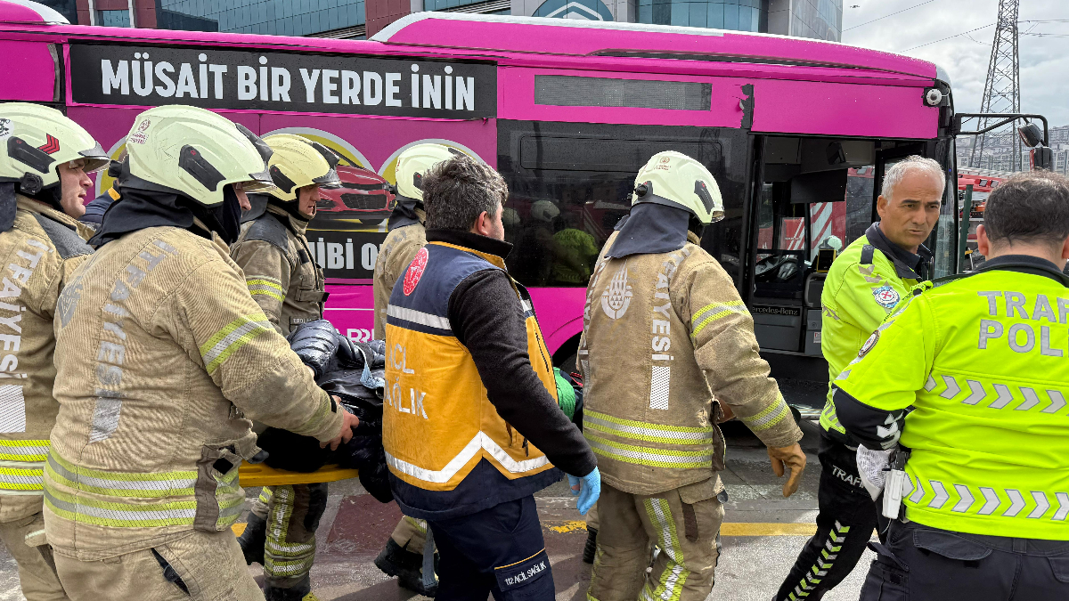 İstanbul’da duraktaki metrobüse başka bir metrobüs çarptı
