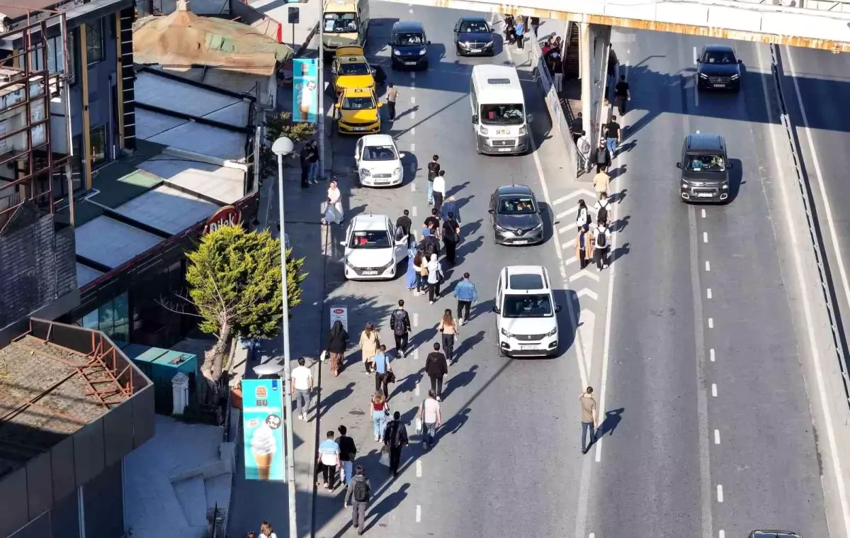 İstanbul’da Özel Halk Otobüsleri Grevi, Metrobüs Duraklarında Yoğunluk Yarattı