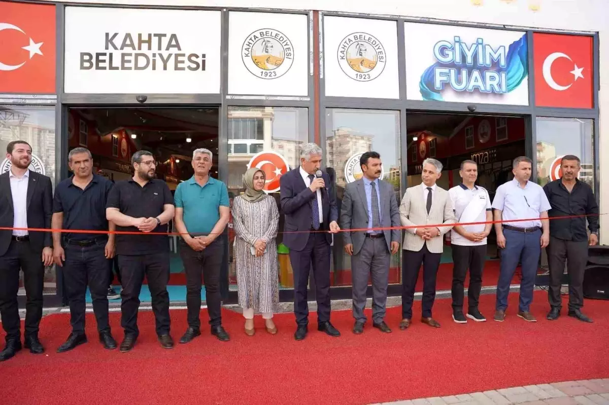 Kahta’da Ramazan Çarşısı’nda Giyim Fuarı Açıldı