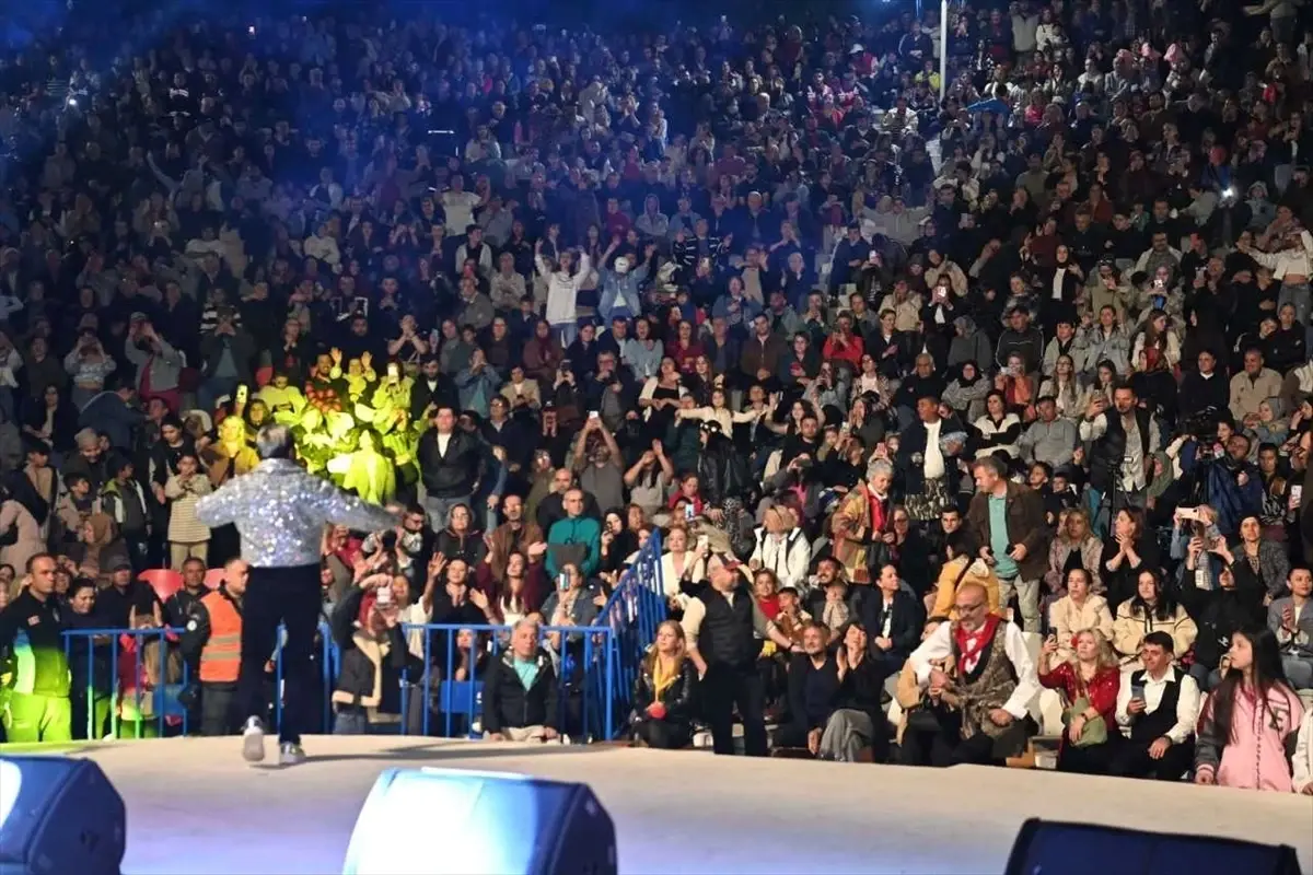 Kakava Şenliği’nde Tarık Mengüç Coşturdu