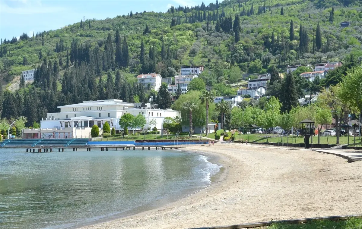 Karamürsel’de gençler deniz keyfi yaptı