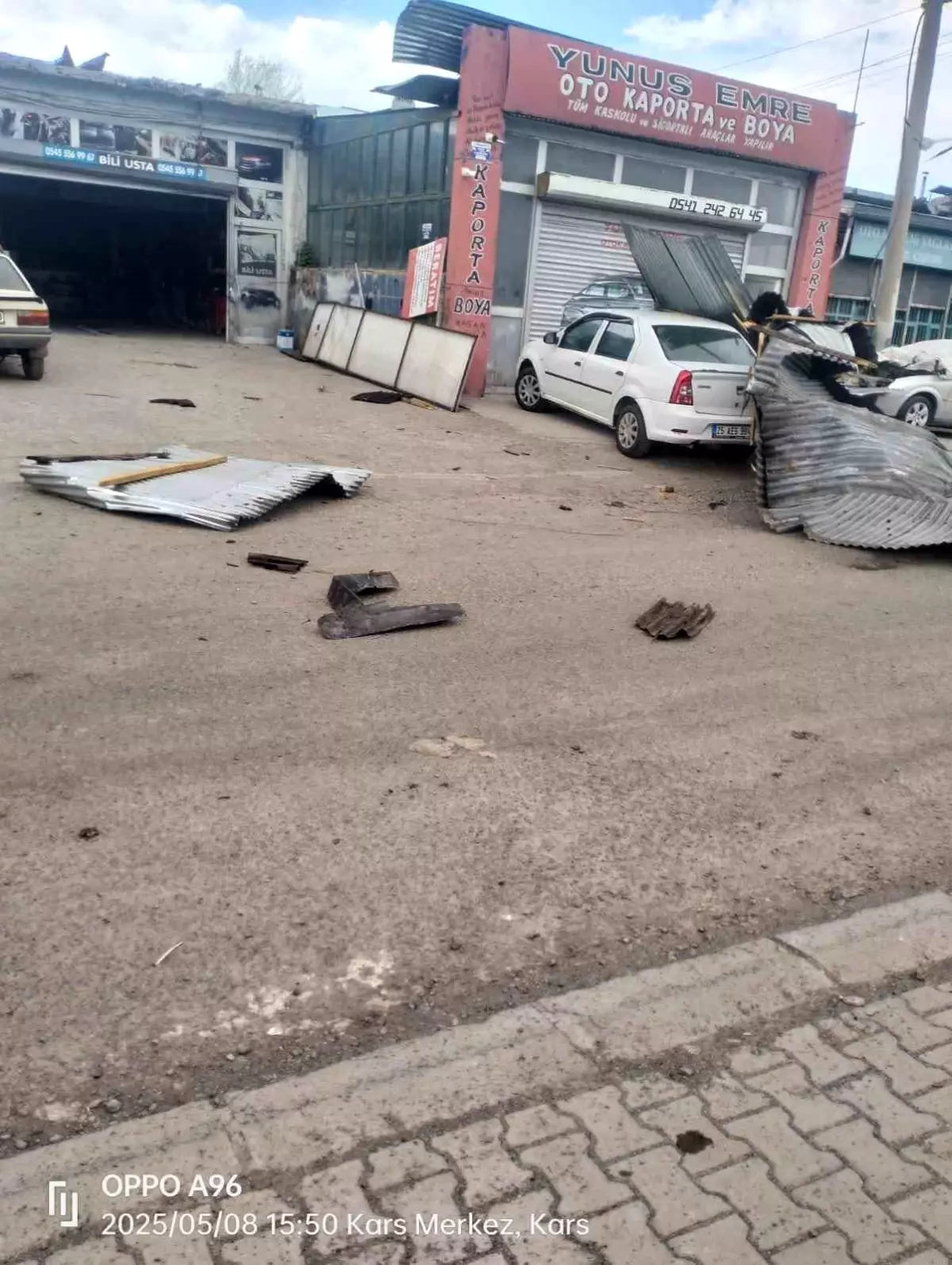 Kars’ta Şiddetli Rüzgar Çatıları Uçurdu