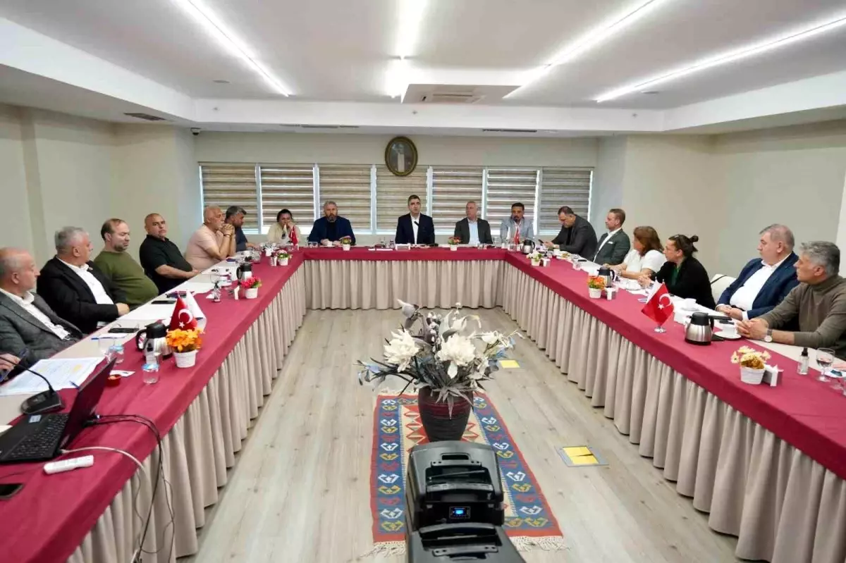 Kartal’da Muhtarlar Toplantısı: Kentsel Dönüşüm ve Deprem Güvenliği Konuları Ele Alındı