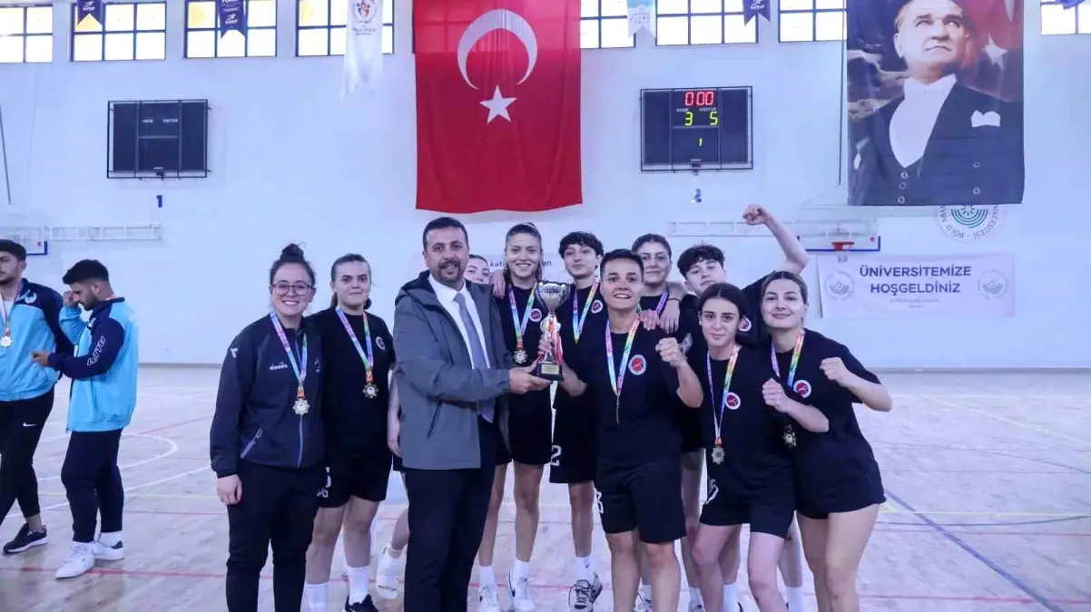 Kastamonu Üniversitesi Kadın Futsal Takımı Namağlup Şampiyon