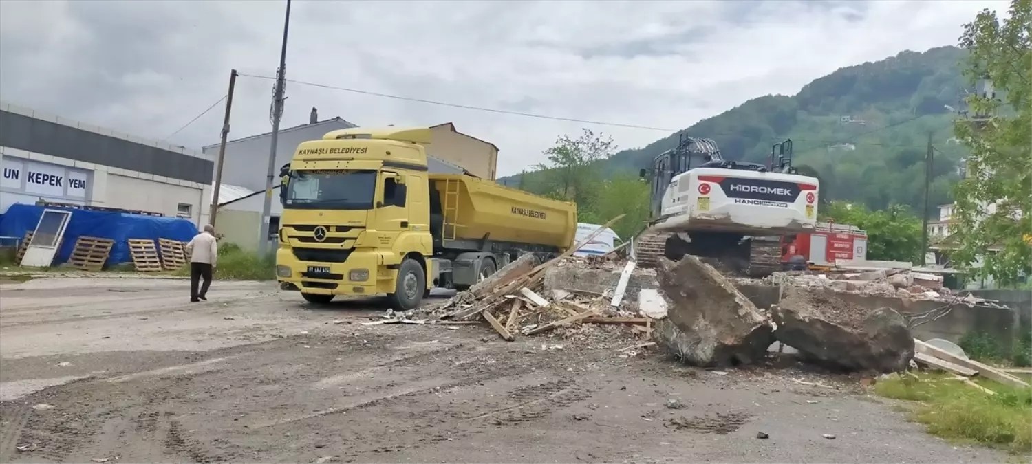 Kaynaşlı’da Geçici İş Yerlerinin Yıkımı Başladı