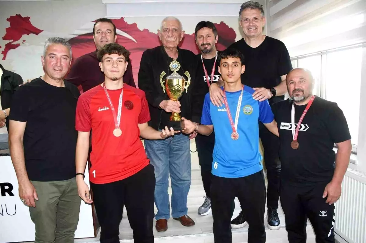 Kayseri Süper U-18 Ligi Şampiyonları Ödüllerini Aldı
