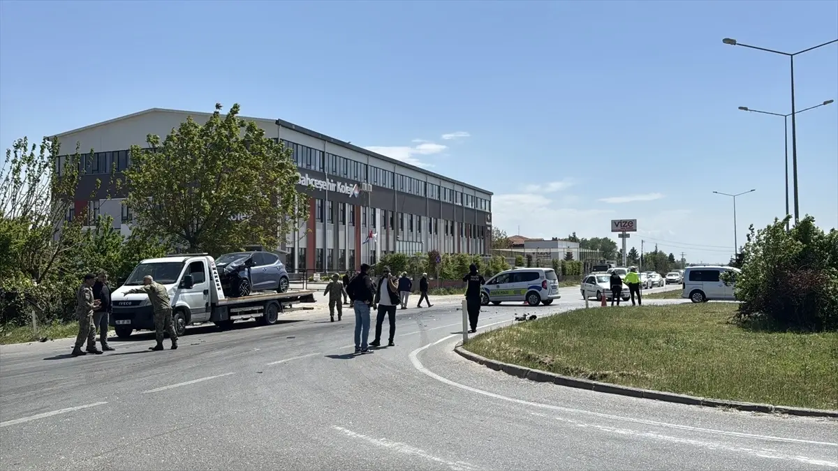 Kırklareli’nde Askeri Araç ile Otomobil Çarpıştı