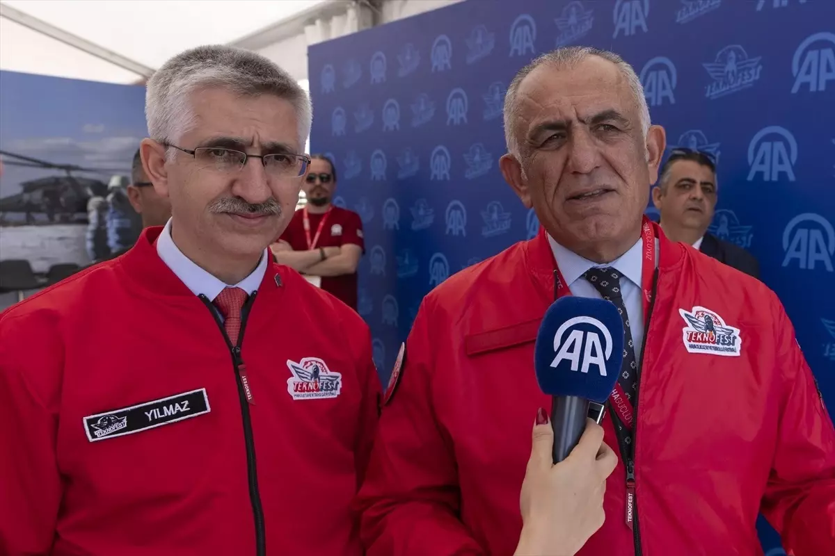 KKTC Milli Eğitim Bakanı Çavuşoğlu, TEKNOFEST KKTC’deki AA standını ziyaret etti Açıklaması