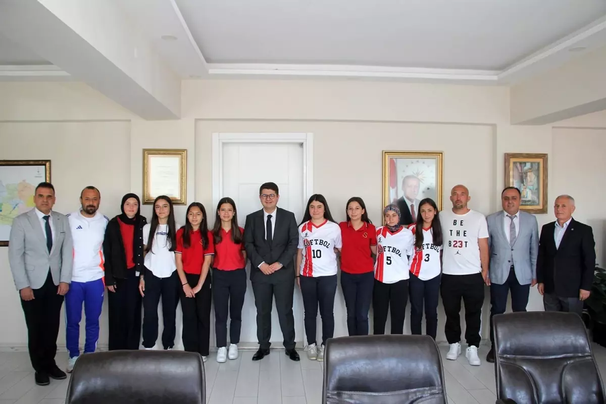 Kula’nın Genç Softbolcularından Ziyaret