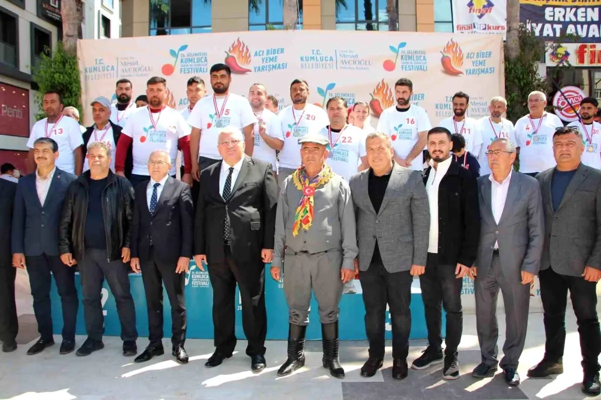 Kumluca’da Acı Biber Yeme Yarışması Renkli Anlara Sahne Oldu
