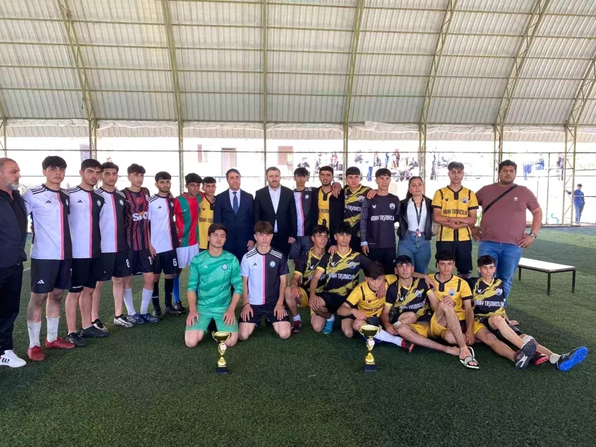 Liseler arası futbol turnuvası birincisi kupasını Kaymakam Yurdagül’den aldı