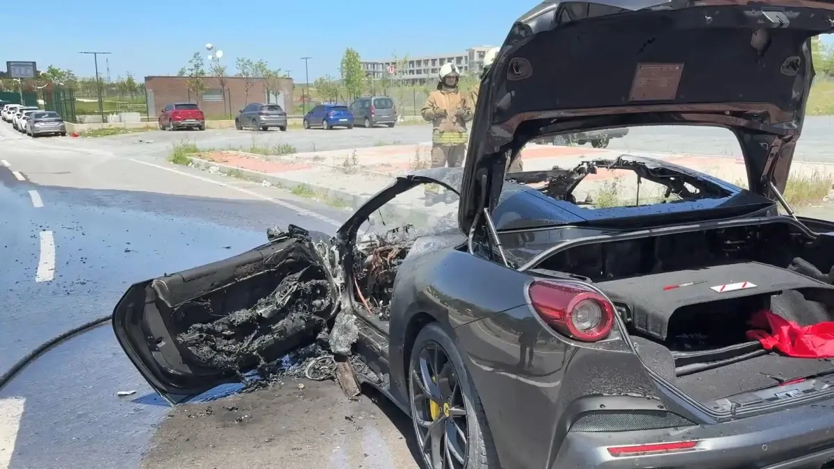 Lüks Otomobil Yangında Küle Döndü