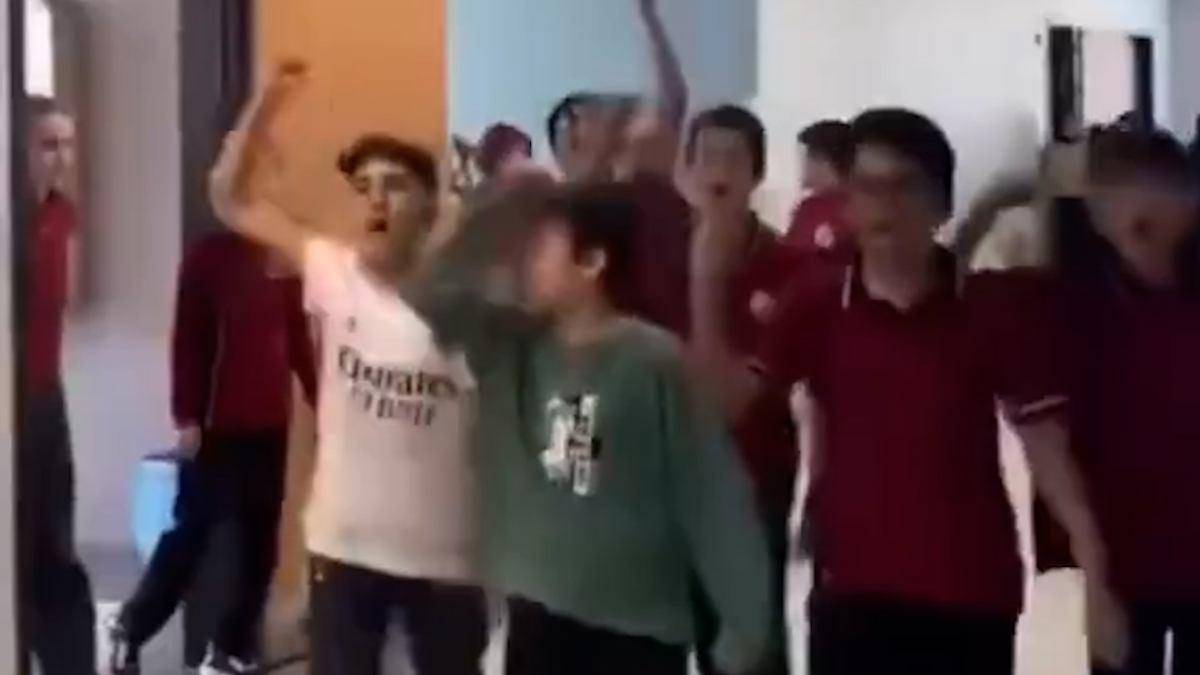 Manisa’da küçük çocuklardan ‘Ali Koç istifa’ tezahüratları