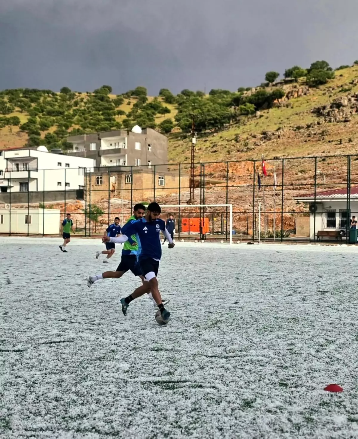 Mazıdağı Fosfatspor Doluya Rağmen Çalışıyor