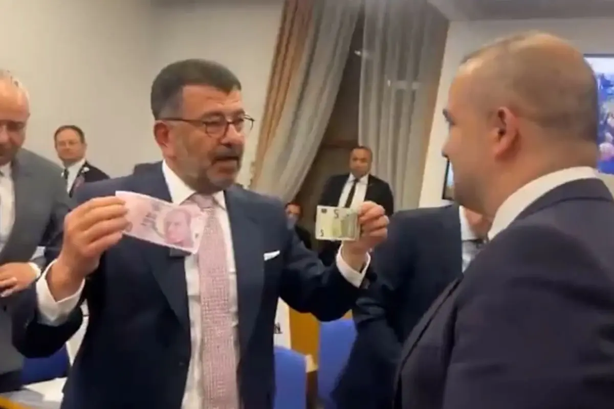 Merkez Bankası Başkanı Karahan’a Meclis’te dövizli protesto