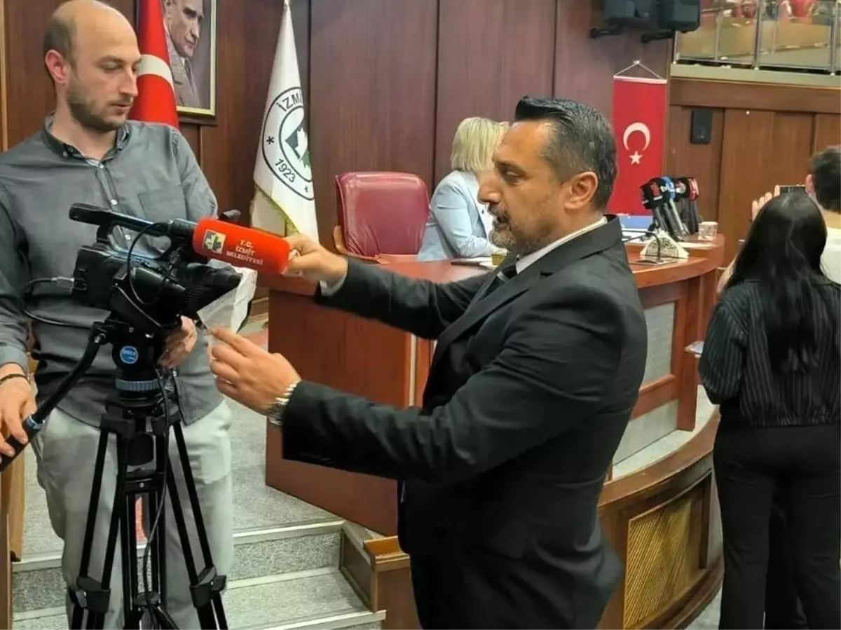 MHP’li Meclis Üyesi Canlı Yayın Kamerasını Bantladı